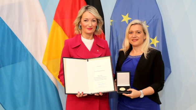 Monika Gruber und Europaministerin Melanie Huml.