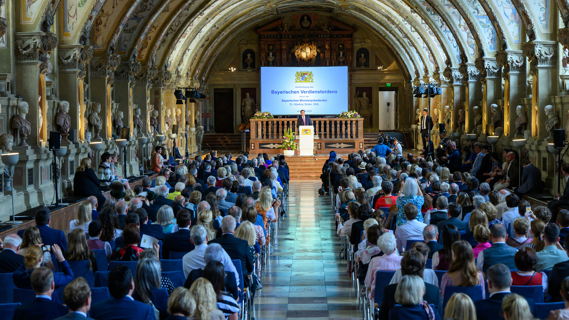 Die Verleihung des Bayerischen Verdienstordens findet im Antiquarium der Münchner Residenz statt.