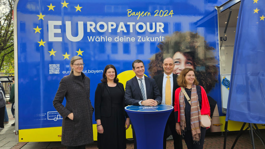 Auftakt zur "EUropaTour Bayern 2024" in Neu-Ulm unter anderem mit der Oberbürgermeisterin der Stadt Neu-Ulm, Katrin Albsteiger (links), und Europaminister Eric Beißwenger (Mitte).
